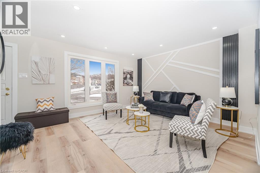 26 Graywood Road, Hamilton, ON - Indoor Photo Showing Living Room