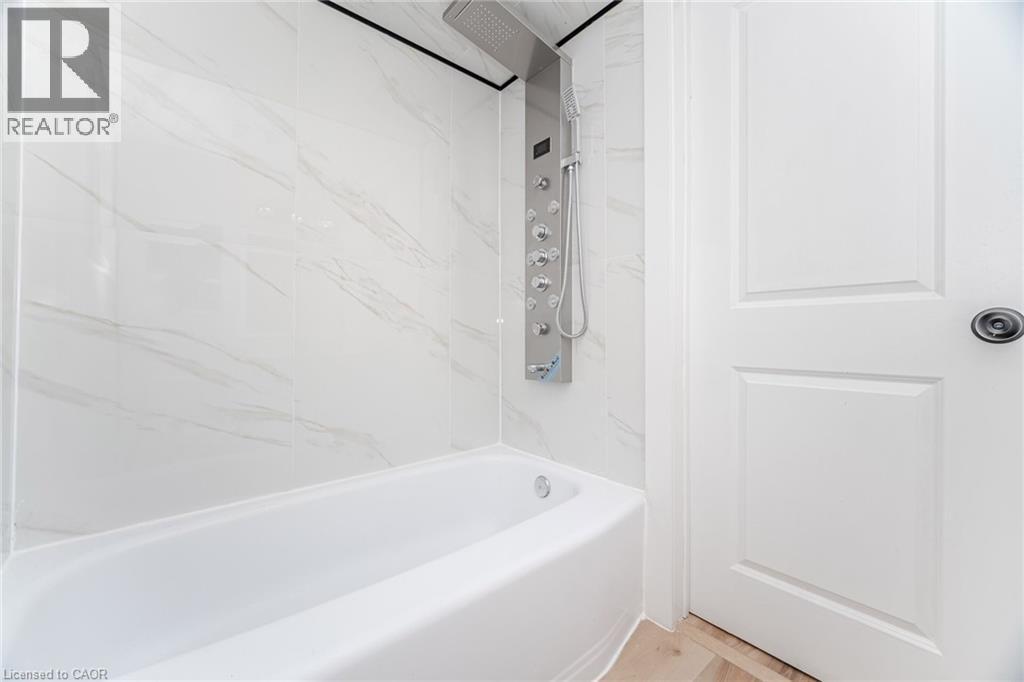 26 Graywood Road, Hamilton, ON - Indoor Photo Showing Bathroom
