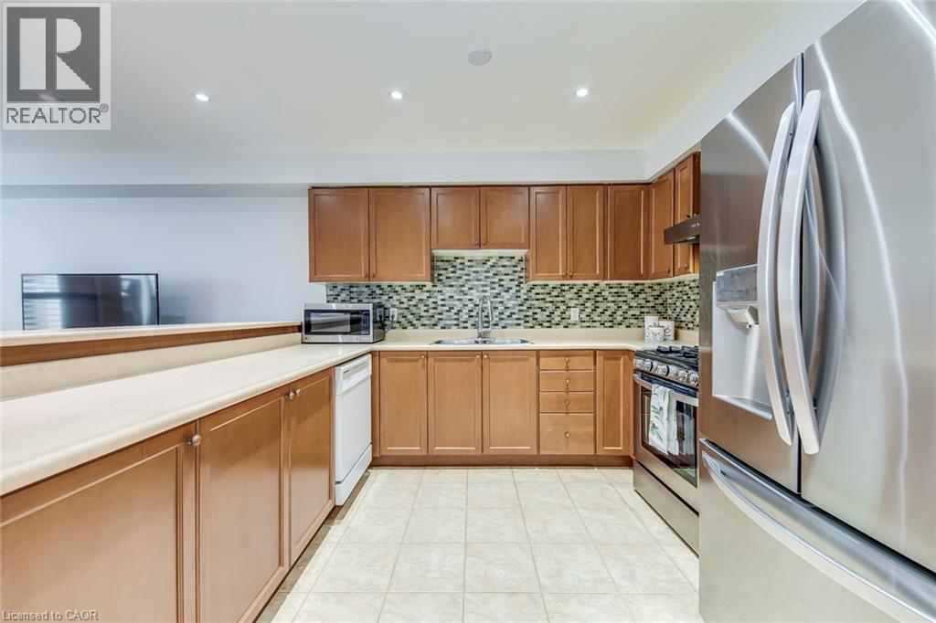 4084 Kryzan Drive, Burlington, ON - Indoor Photo Showing Kitchen With Double Sink