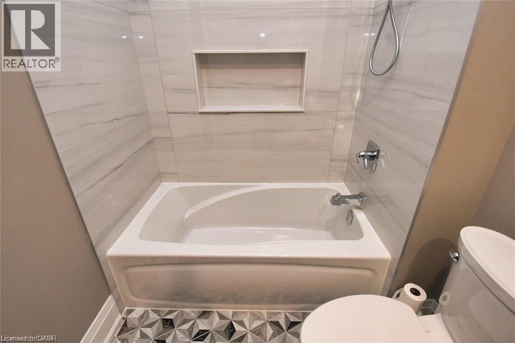 68 Mountain Brow Boulevard, Hamilton, ON - Indoor Photo Showing Bathroom