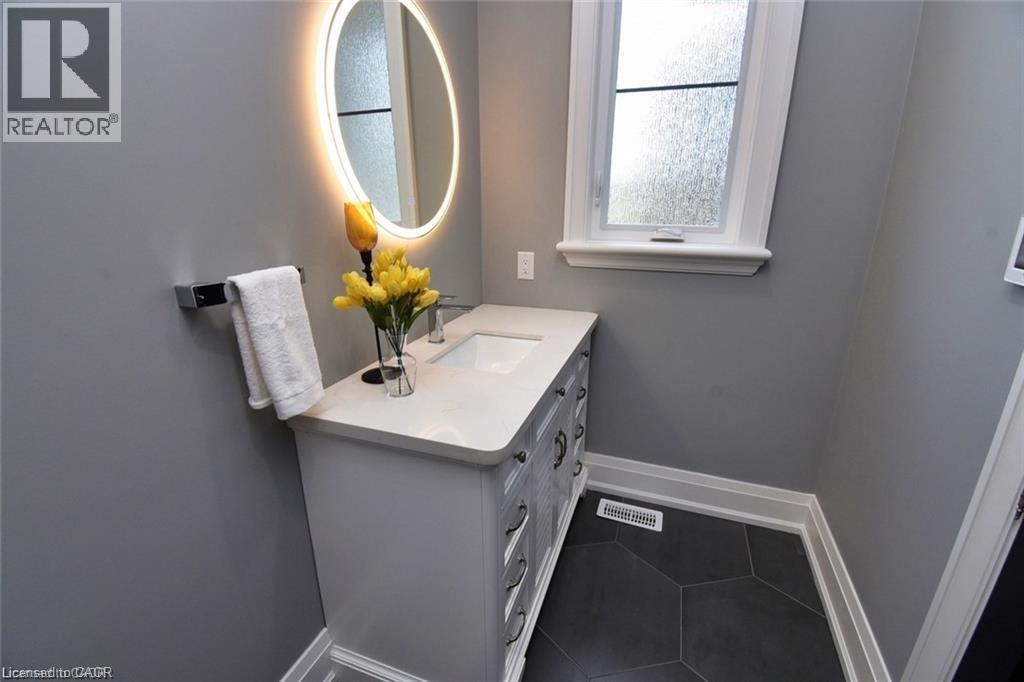 68 Mountain Brow Boulevard, Hamilton, ON - Indoor Photo Showing Bathroom