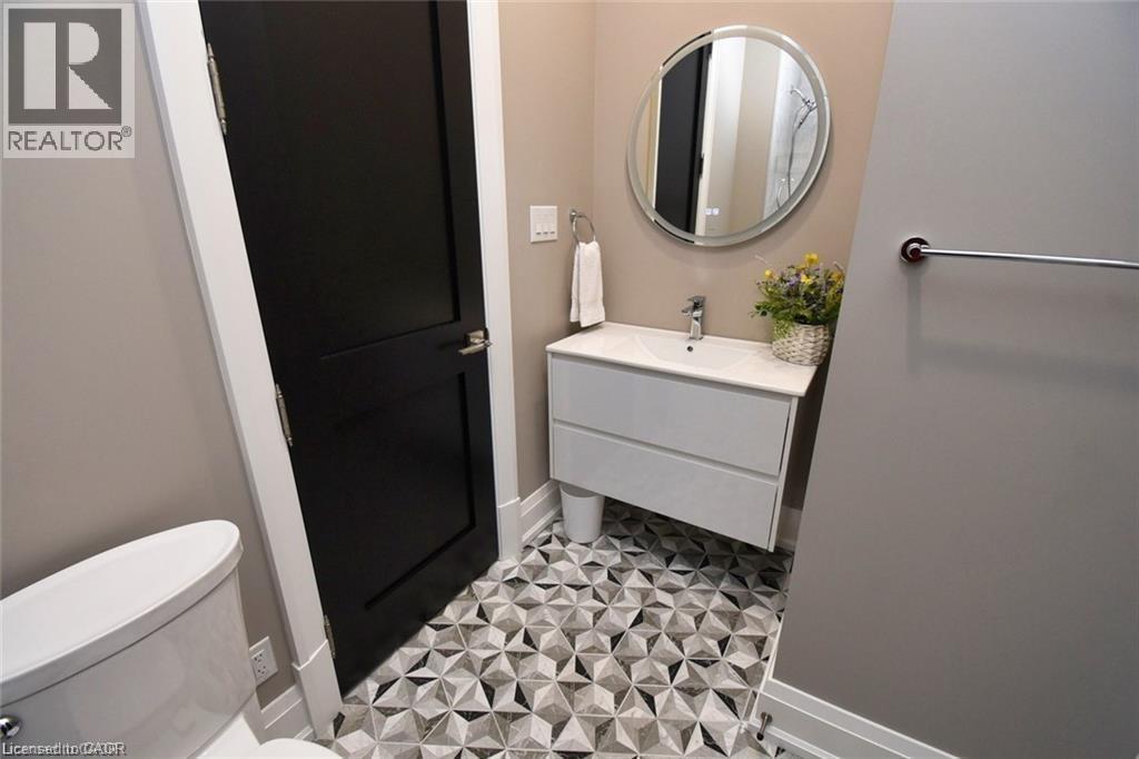 68 Mountain Brow Boulevard, Hamilton, ON - Indoor Photo Showing Bathroom