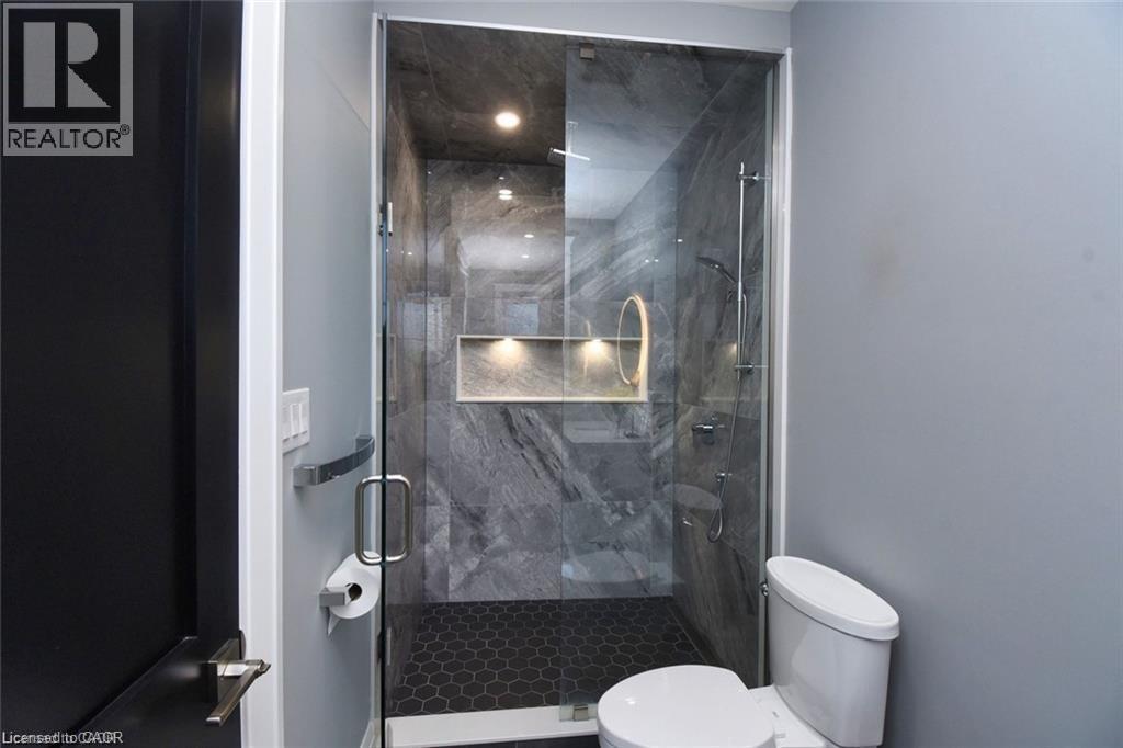 68 Mountain Brow Boulevard, Hamilton, ON - Indoor Photo Showing Bathroom