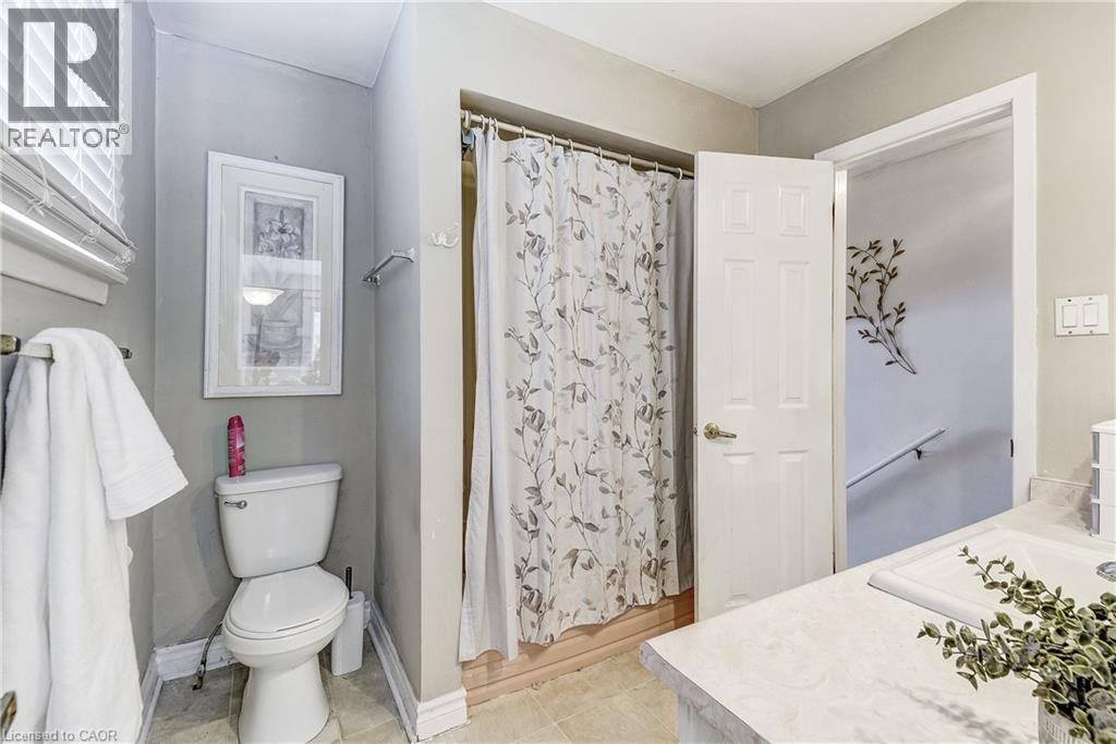 2145 Sandringham Drive, Burlington, ON - Indoor Photo Showing Bathroom