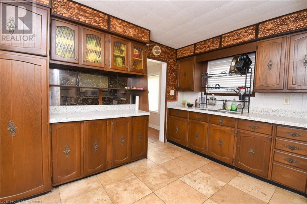 205 Ivon Avenue, Hamilton, ON - Indoor Photo Showing Kitchen