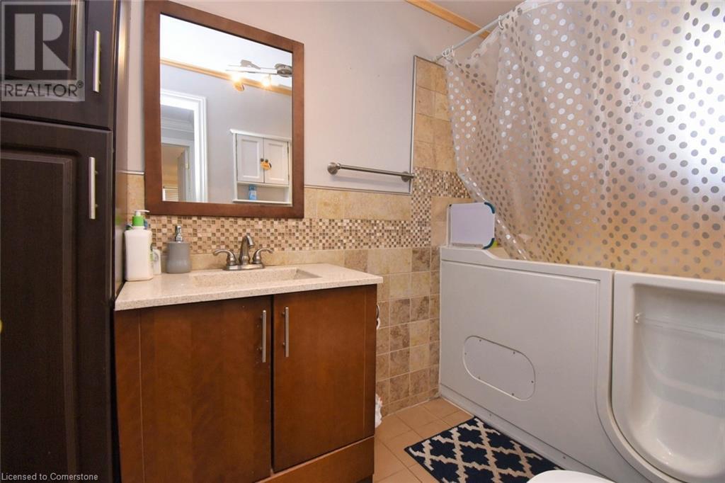 205 Ivon Avenue, Hamilton, ON - Indoor Photo Showing Bathroom