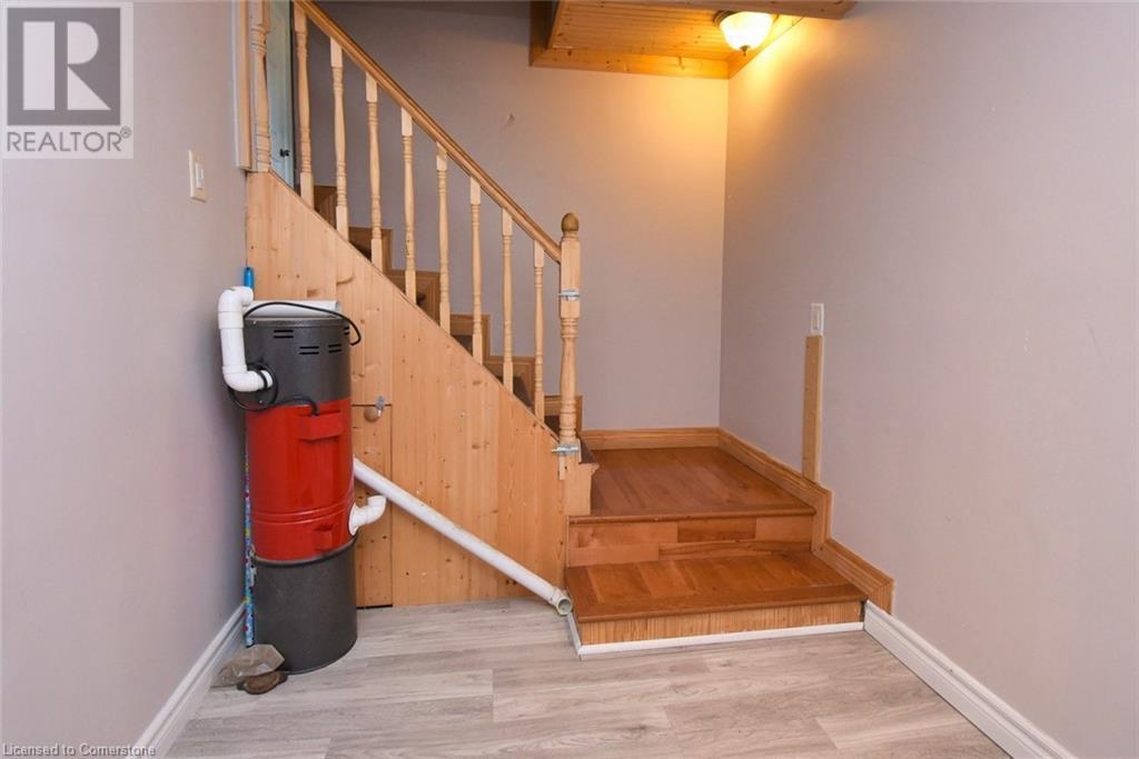 205 Ivon Avenue, Hamilton, ON - Indoor Photo Showing Other Room