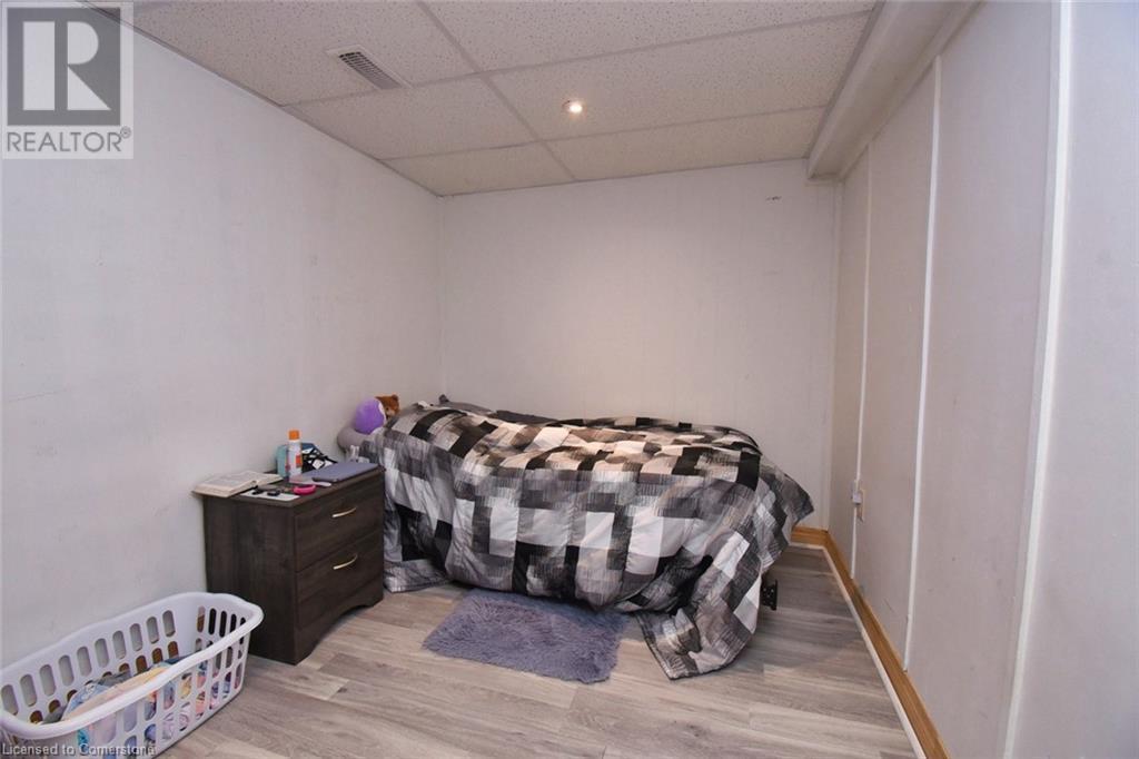 205 Ivon Avenue, Hamilton, ON - Indoor Photo Showing Bedroom