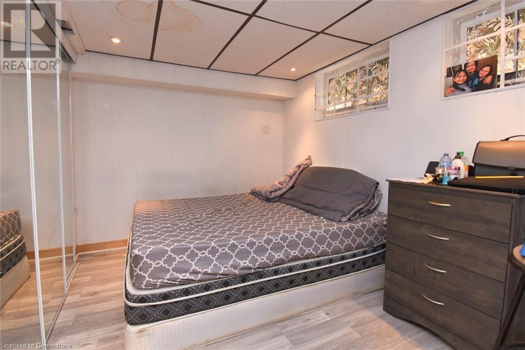 205 Ivon Avenue, Hamilton, ON - Indoor Photo Showing Bedroom