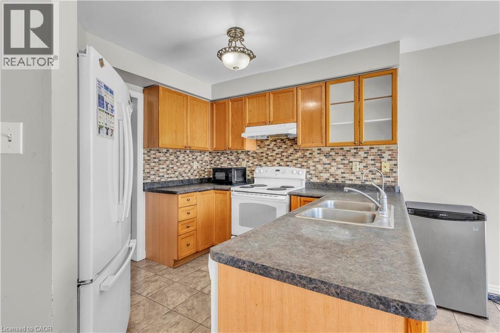 23 Stonecairn Drive, Cambridge, ON - Indoor Photo Showing Kitchen With Double Sink