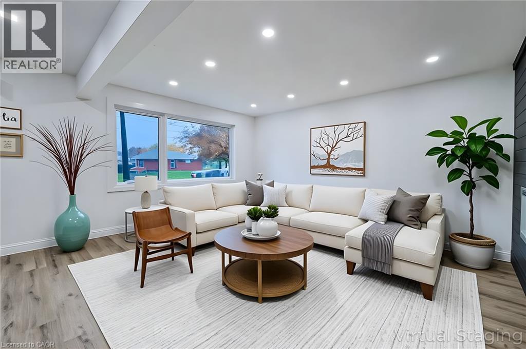 53 Winchester Boulevard, Hamilton, ON - Indoor Photo Showing Living Room