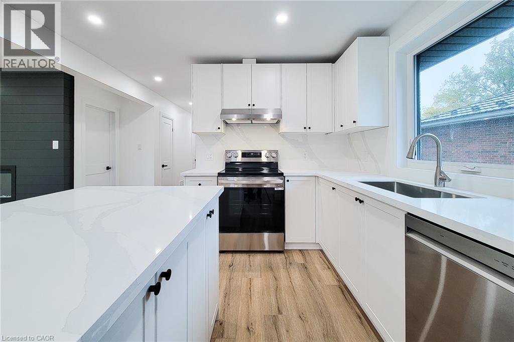 53 Winchester Boulevard, Hamilton, ON - Indoor Photo Showing Kitchen With Upgraded Kitchen