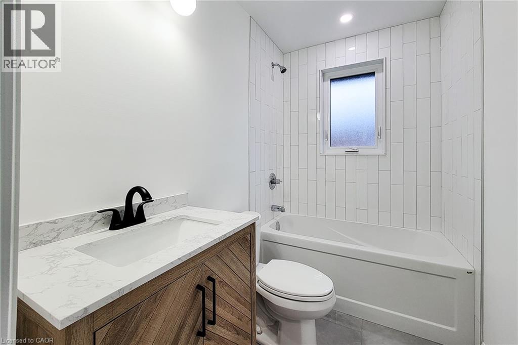 53 Winchester Boulevard, Hamilton, ON - Indoor Photo Showing Bathroom