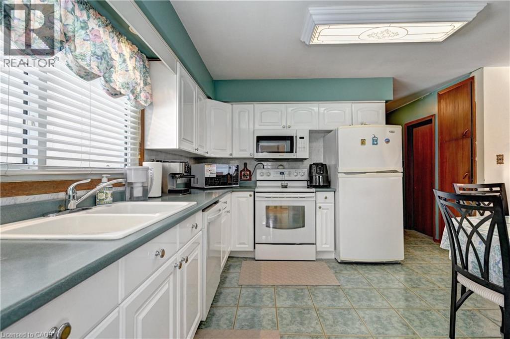 132 Forest Hill Drive, Kitchener, ON - Indoor Photo Showing Kitchen