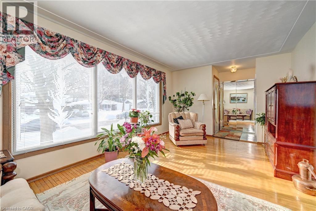 132 Forest Hill Drive, Kitchener, ON - Indoor Photo Showing Living Room