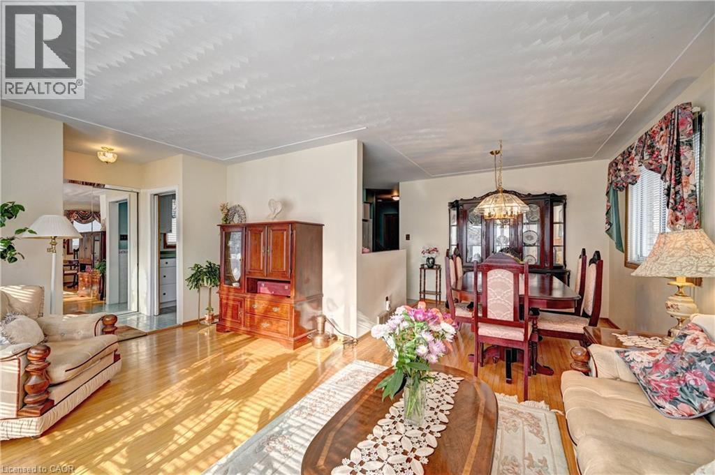 132 Forest Hill Drive, Kitchener, ON - Indoor Photo Showing Living Room