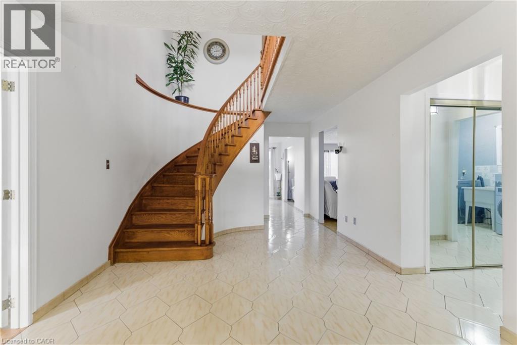 2 Morningstar Court, Hamilton, ON - Indoor Photo Showing Other Room