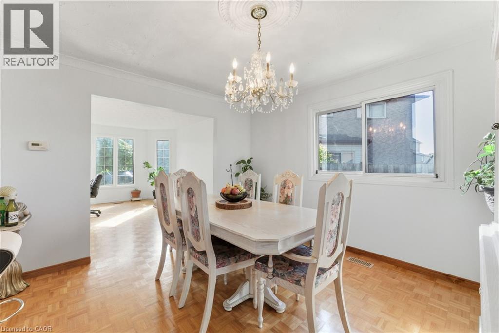 2 Morningstar Court, Hamilton, ON - Indoor Photo Showing Dining Room