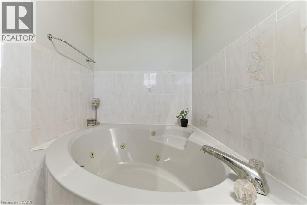 2 Morningstar Court, Hamilton, ON - Indoor Photo Showing Bathroom