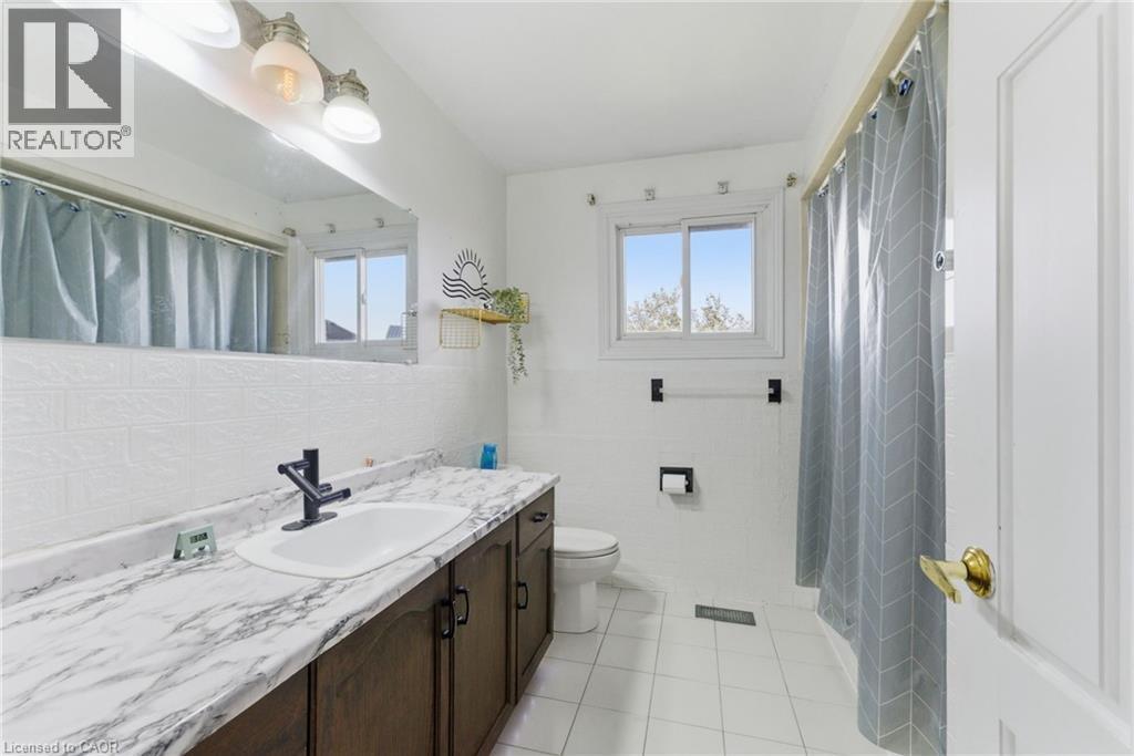 2 Morningstar Court, Hamilton, ON - Indoor Photo Showing Bathroom