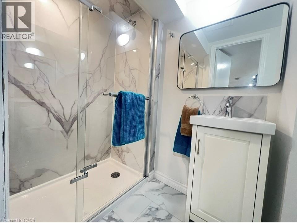 99 Brucedale Avenue E, Hamilton, ON - Indoor Photo Showing Bathroom