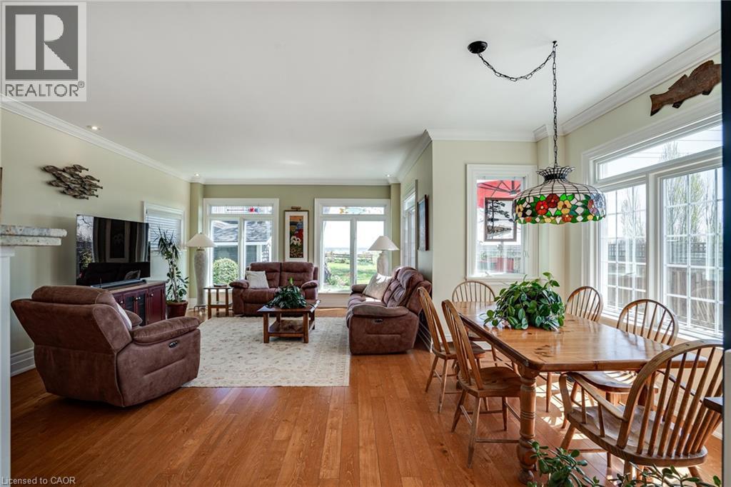 Dining area with ornamental molding and hardwood / wood-style floors - 849 Beach Boulevard, Hamilton, ON - Indoor