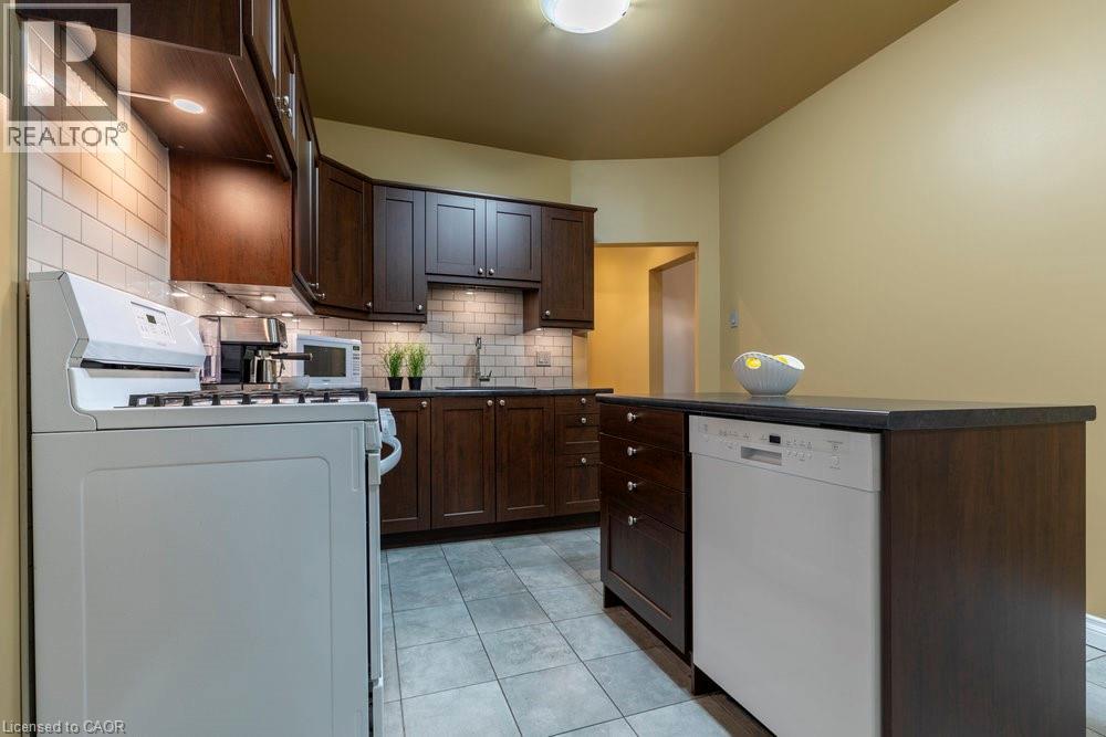 90 Blake Street, Hamilton, ON - Indoor Photo Showing Kitchen