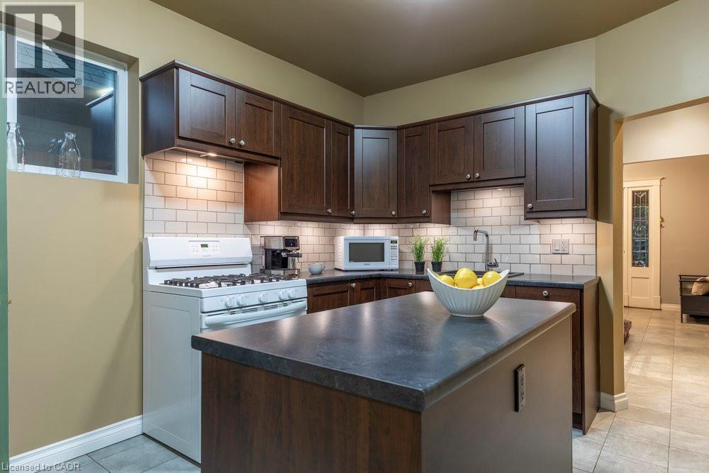 90 Blake Street, Hamilton, ON - Indoor Photo Showing Kitchen