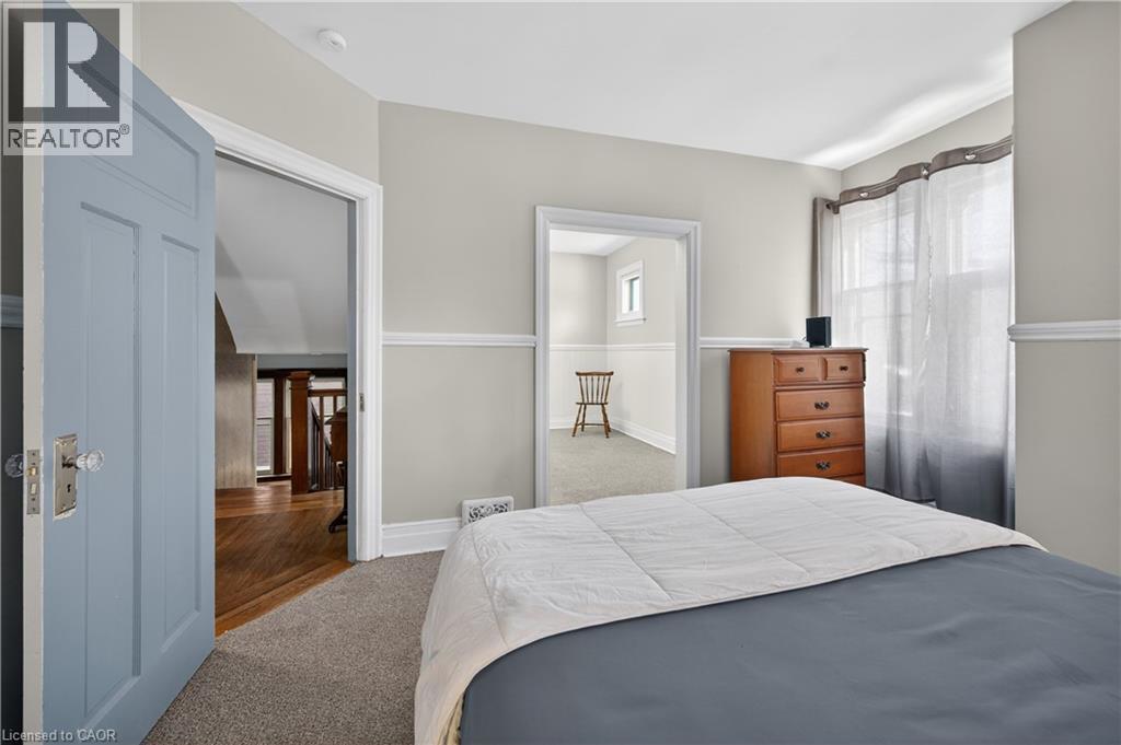 90 Blake Street, Hamilton, ON - Indoor Photo Showing Bedroom