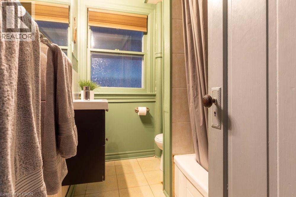 90 Blake Street, Hamilton, ON - Indoor Photo Showing Bathroom