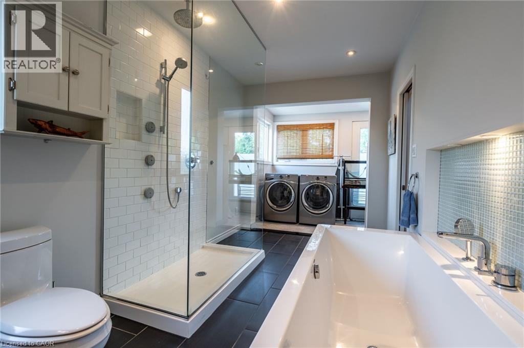 35 Mountain Avenue, Hamilton, ON - Indoor Photo Showing Bathroom
