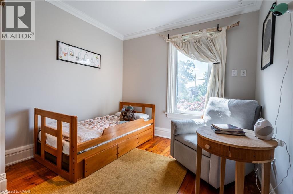 35 Mountain Avenue, Hamilton, ON - Indoor Photo Showing Bedroom