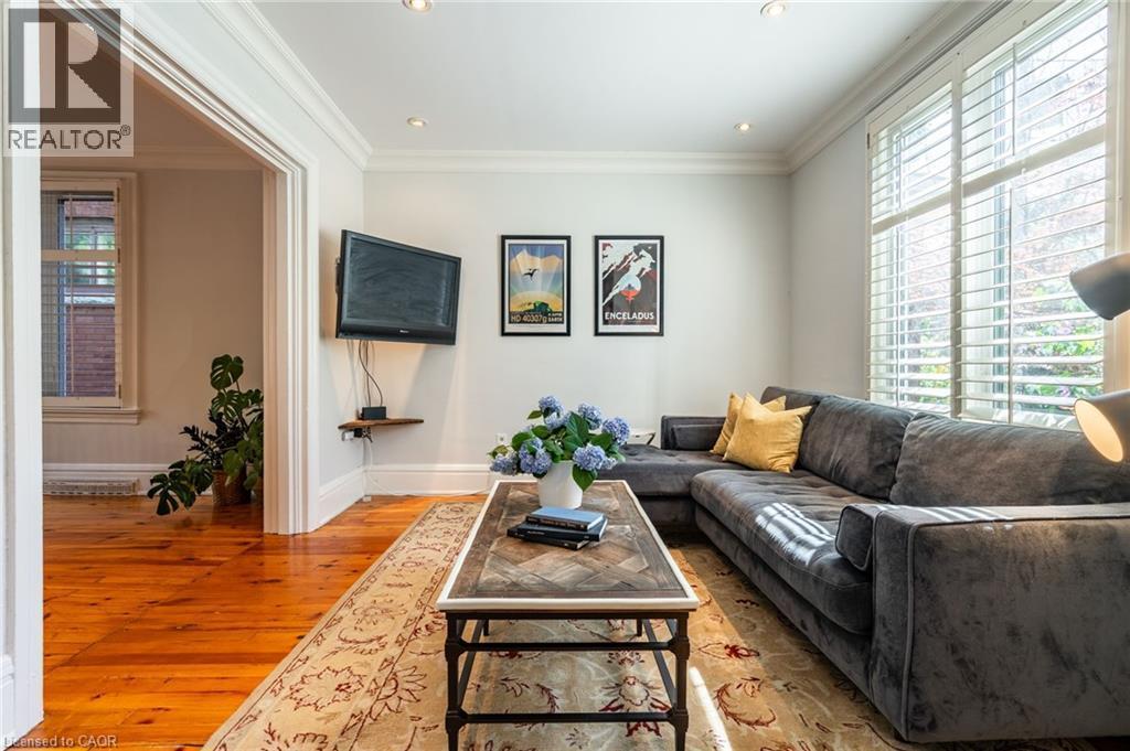 35 Mountain Avenue, Hamilton, ON - Indoor Photo Showing Living Room