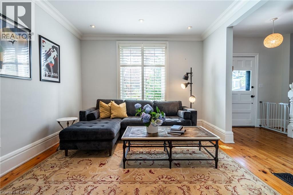 35 Mountain Avenue, Hamilton, ON - Indoor Photo Showing Living Room