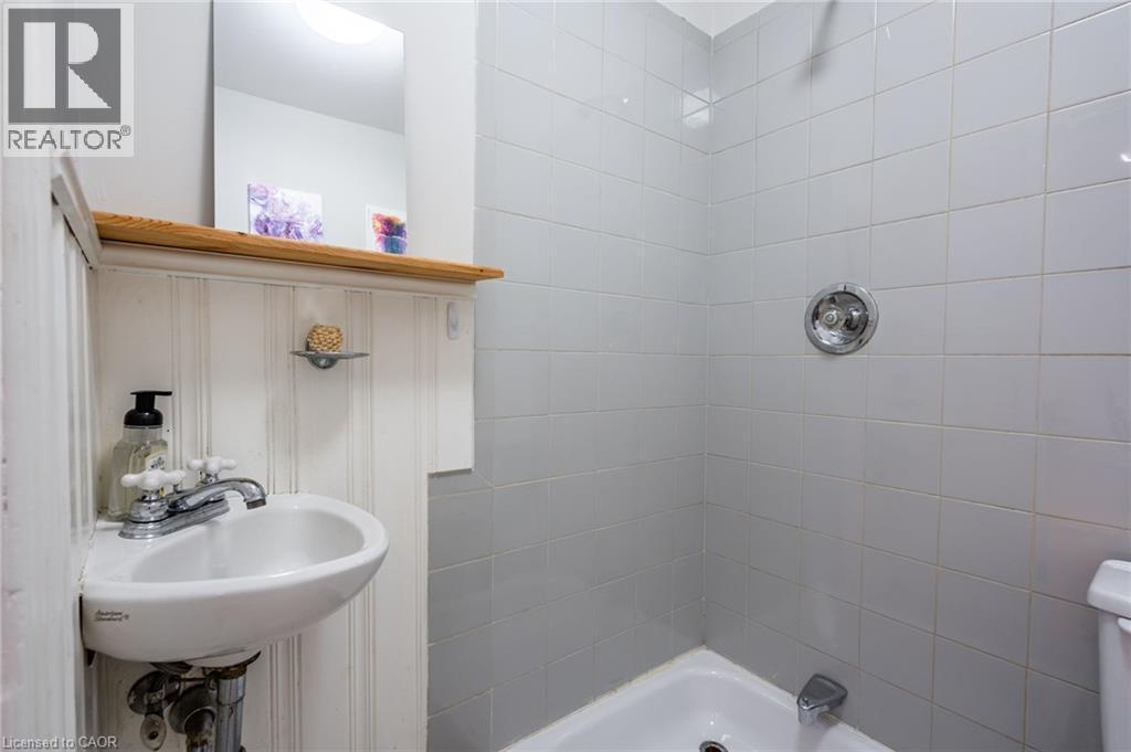 35 Mountain Avenue, Hamilton, ON - Indoor Photo Showing Bathroom