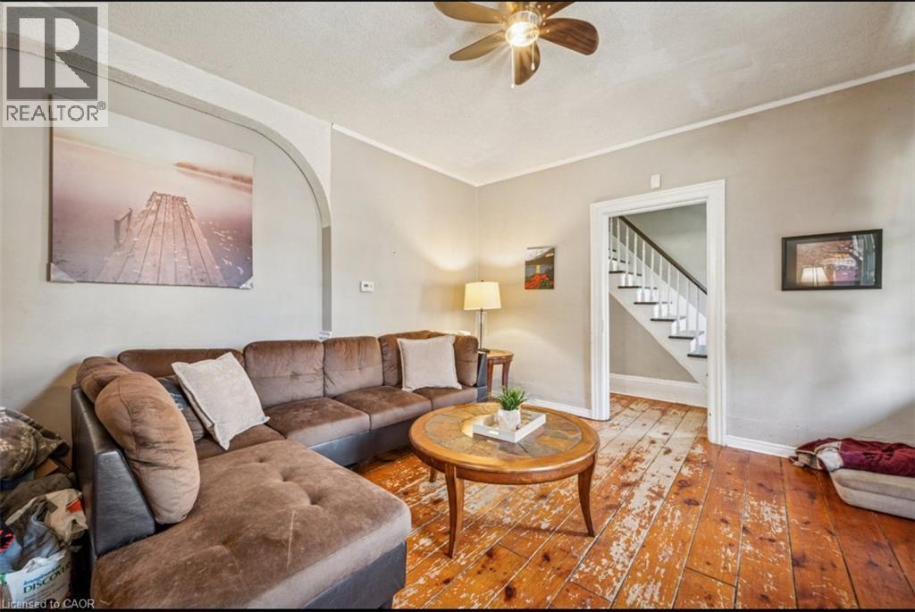 126 Waterloo Street, Kitchener, ON - Indoor Photo Showing Living Room