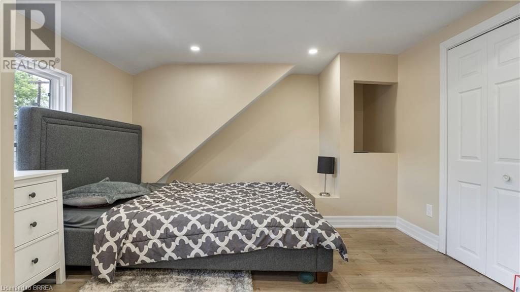 33 Highland Avenue, Hamilton, ON - Indoor Photo Showing Bedroom
