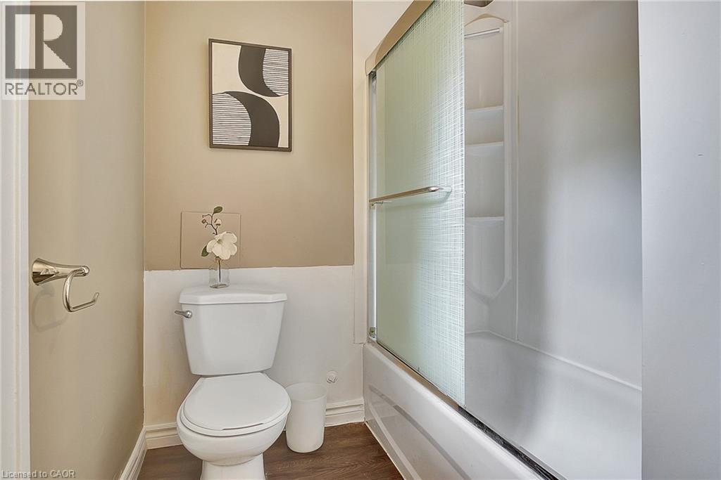 Upper Unit - 211 Dolph Street N, Cambridge, ON - Indoor Photo Showing Bathroom