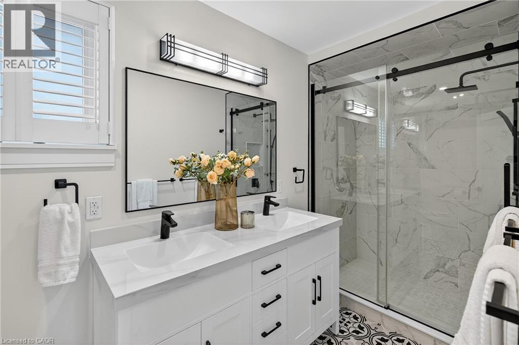 2347 Tweedsmuir Court, Burlington, ON - Indoor Photo Showing Bathroom