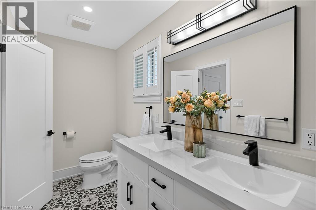 2347 Tweedsmuir Court, Burlington, ON - Indoor Photo Showing Bathroom