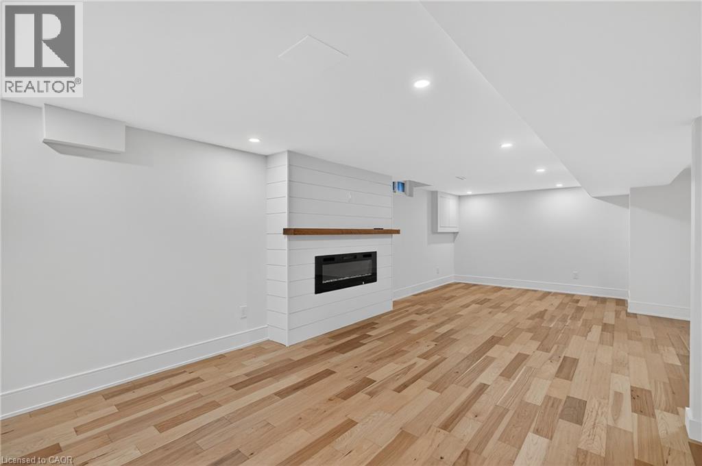 2347 Tweedsmuir Court, Burlington, ON - Indoor With Fireplace