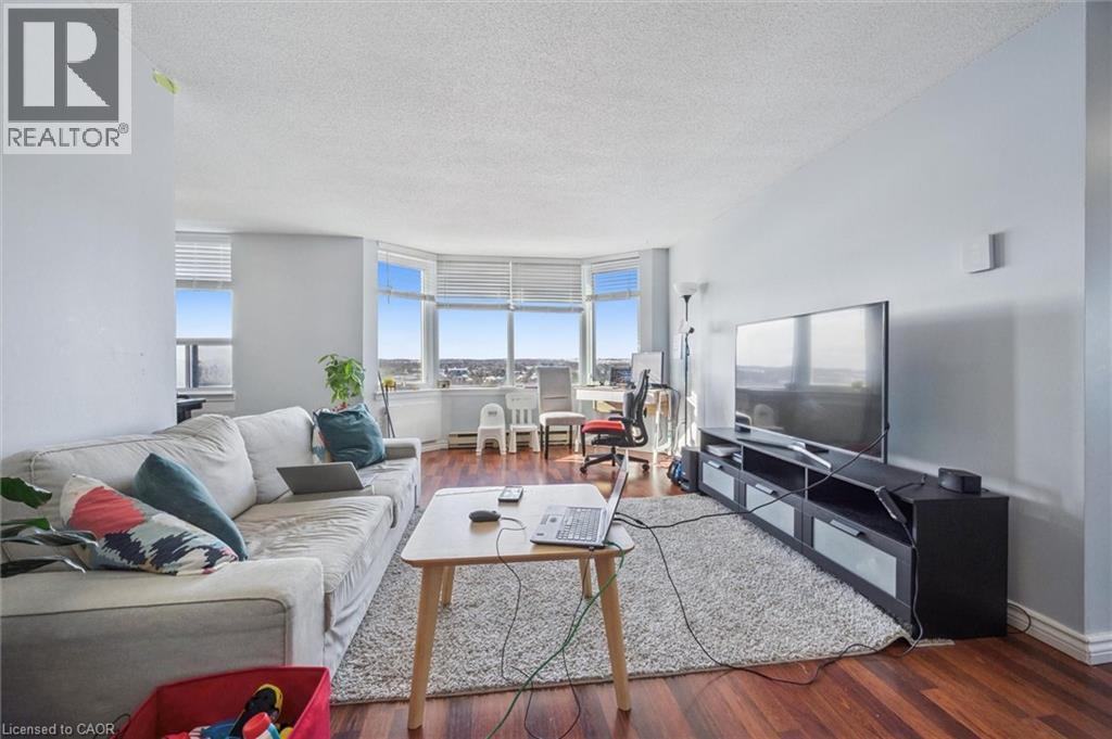 35 Green Valley Drive Unit# 1510, Kitchener, ON - Indoor Photo Showing Living Room
