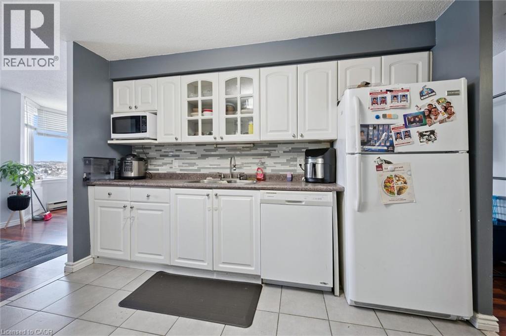 35 Green Valley Drive Unit# 1510, Kitchener, ON - Indoor Photo Showing Kitchen