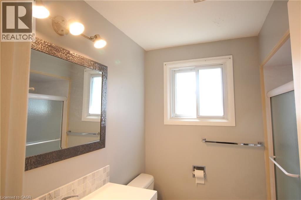4 Purnell Drive, Hamilton, ON - Indoor Photo Showing Bathroom