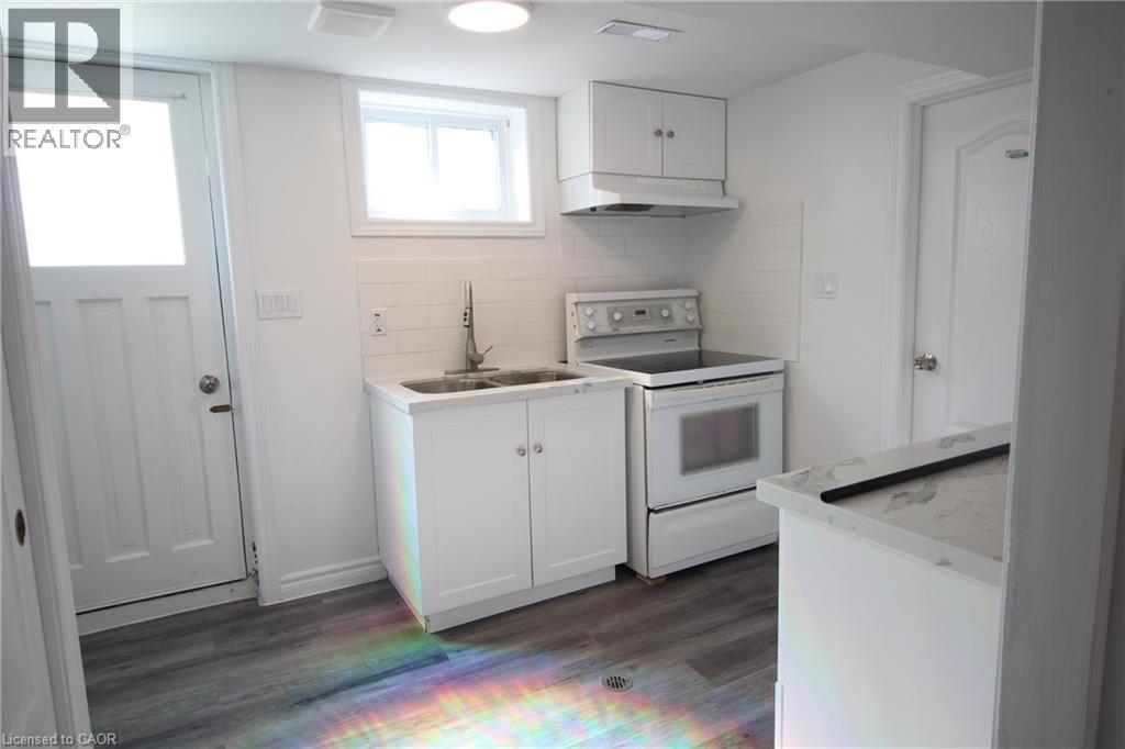 4 Purnell Drive, Hamilton, ON - Indoor Photo Showing Kitchen