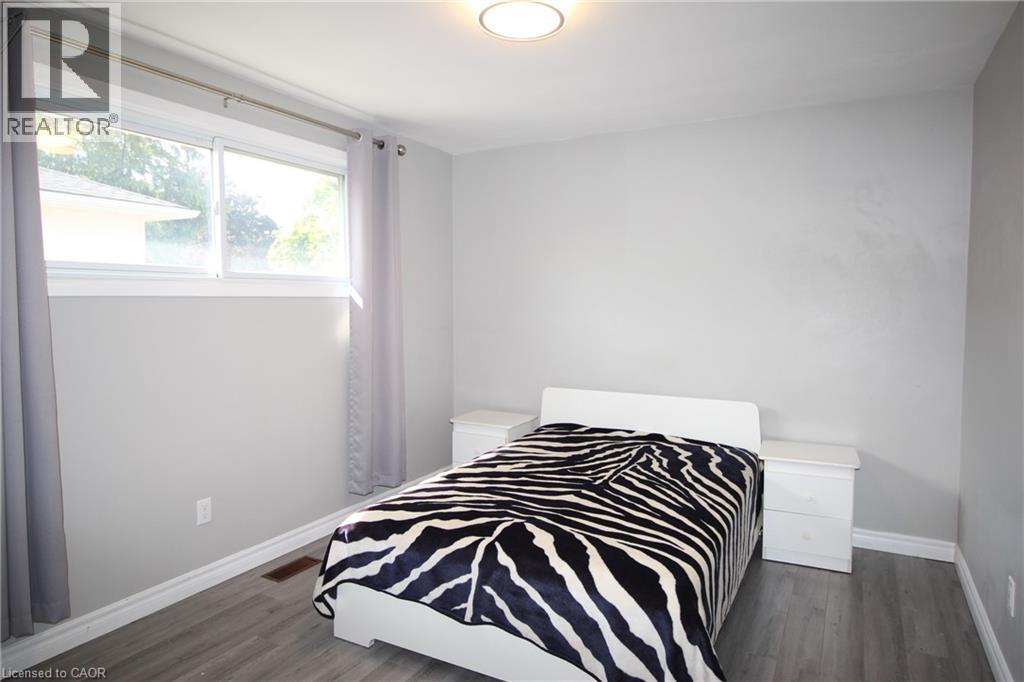 4 Purnell Drive, Hamilton, ON - Indoor Photo Showing Bedroom