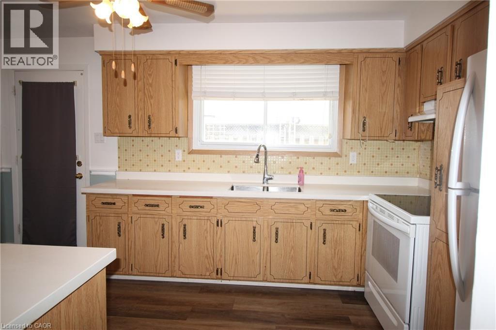 4 Purnell Drive, Hamilton, ON - Indoor Photo Showing Kitchen