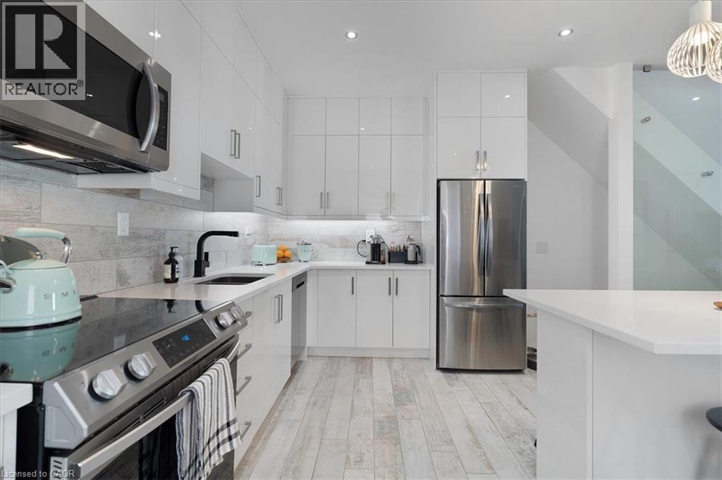575 Mary Street, Hamilton, ON - Indoor Photo Showing Kitchen With Upgraded Kitchen