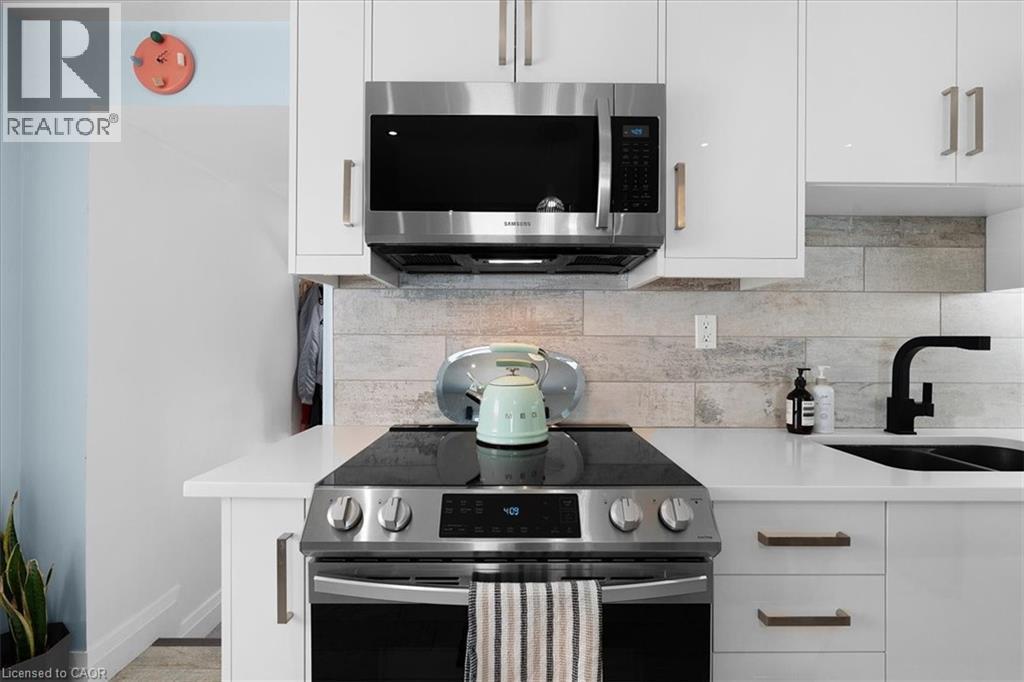 575 Mary Street, Hamilton, ON - Indoor Photo Showing Kitchen With Upgraded Kitchen