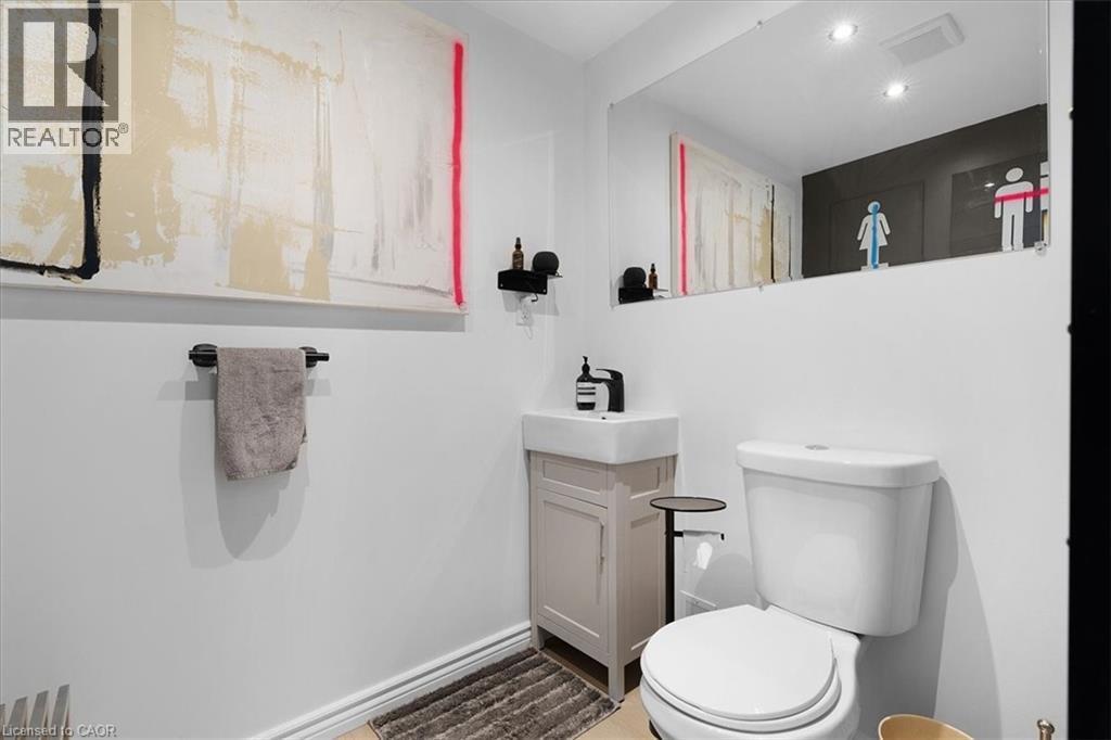 575 Mary Street, Hamilton, ON - Indoor Photo Showing Bathroom